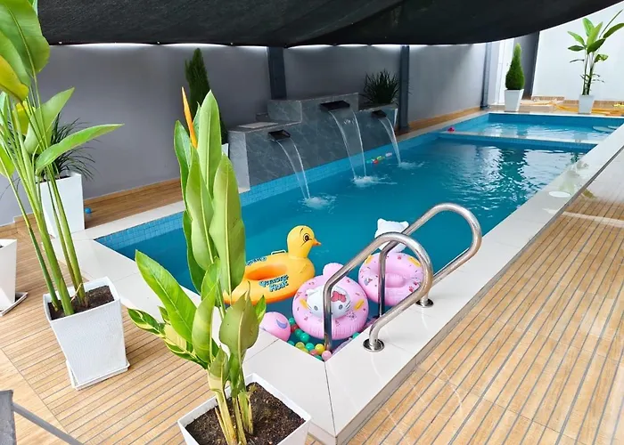 Nasuha Homestay 1 Temerloh Semi-D House, 4 Bedroom, 3 Bathroom, 5 Unit Aircond, Free Wifi And Netflix, Near Hospital With Private Pool